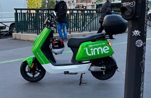 Les scooters électriques en libre-service verts fluo de Lime sont arrivés à Paris
