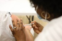 Pourquoi des personnes vaccinées attrapent-elles parfois le covid ?