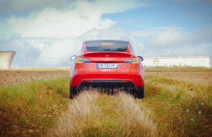 Tesla a rappelé 11 704 voitures à cause d'un problème de conduite autonome... sans...