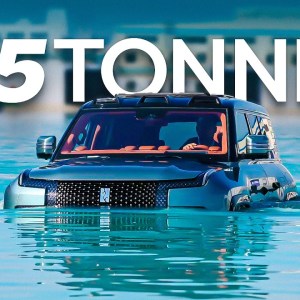 Cette voiture électrique de 3.5 TONNES roule sur l’eau !