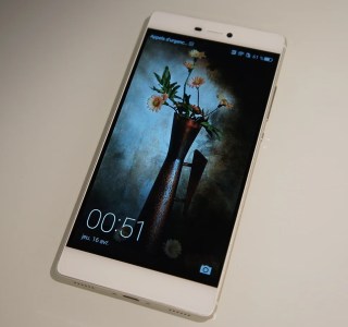 Prise en main du Huawei P8, le fleuron de la marque à taille humaine