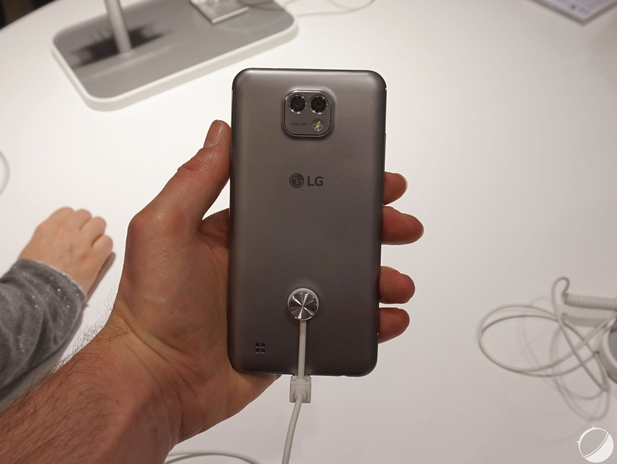 Vidéo : notre prise en main des LG X Cam et LG X Screen