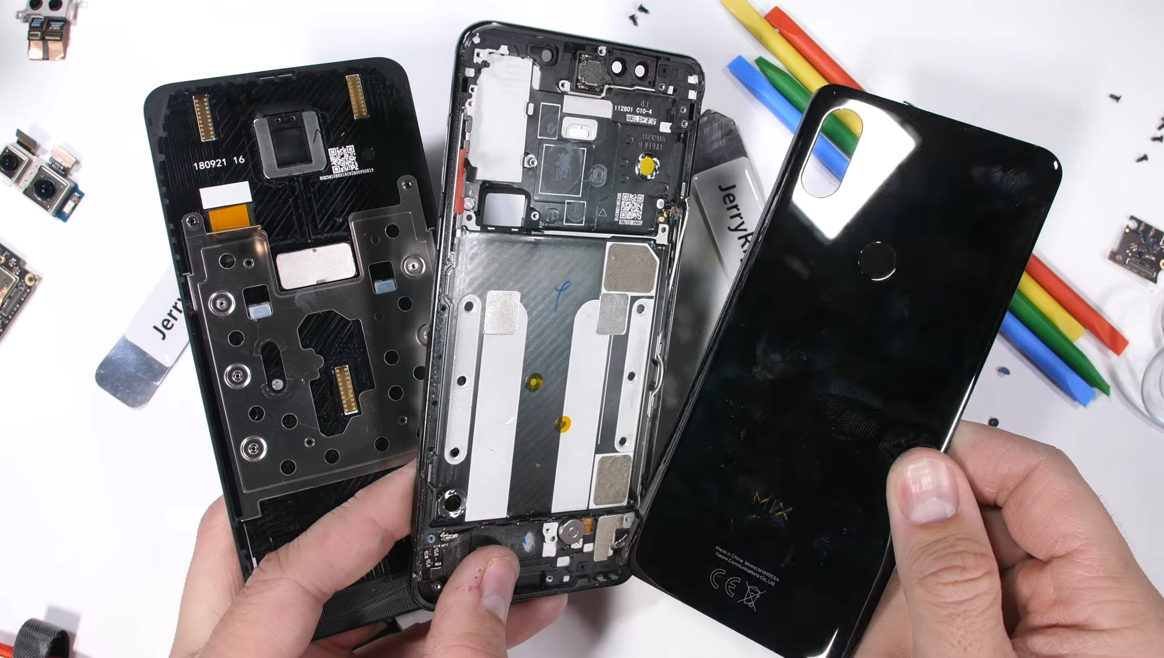 Xiaomi Mi Mix 3 : un mécanisme « brillant » selon JerryRigEverything