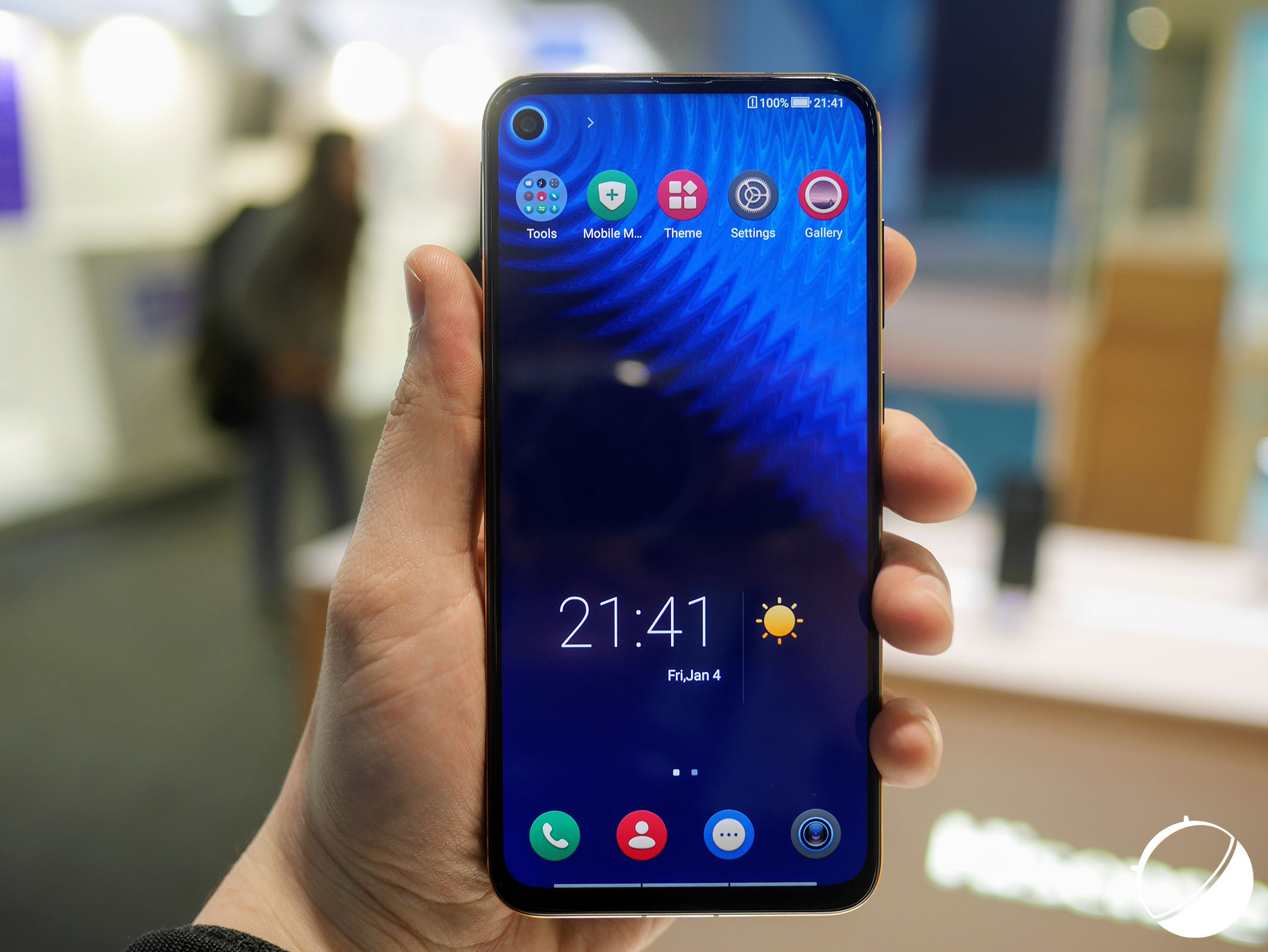 Prise en main du Hisense U30 : l’autre smartphone à écran percé du MWC 2019