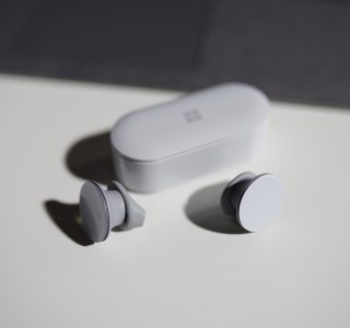 Les Microsoft Surface Earbuds arrivent enfin en France : prix et date de disponibilité