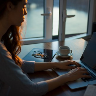 Équipement télétravail : Écrans, PC et accessoires indispensables pour bien travailler à la maison