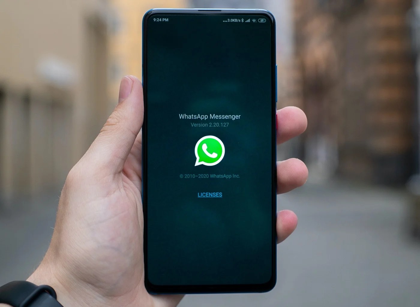 WhatsApp : vous pourrez bientôt écouter vos messages vocaux en quittant la conversation