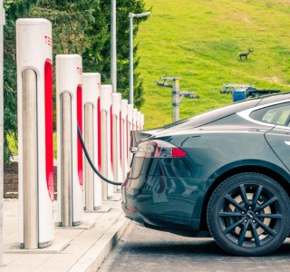 Tesla : les Superchargeurs commencent à s’ouvrir pour tous, voici les tarifs