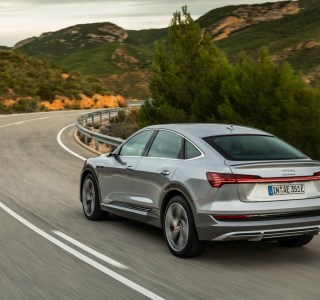 Audi e-tron 2021 : le SUV électrique va pouvoir se recharger plus vite en courant alternatif