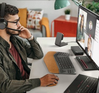 Tapis de charge sans fil, webcams, souris verticale… Lenovo lance des accessoires à gogo pour ses PC