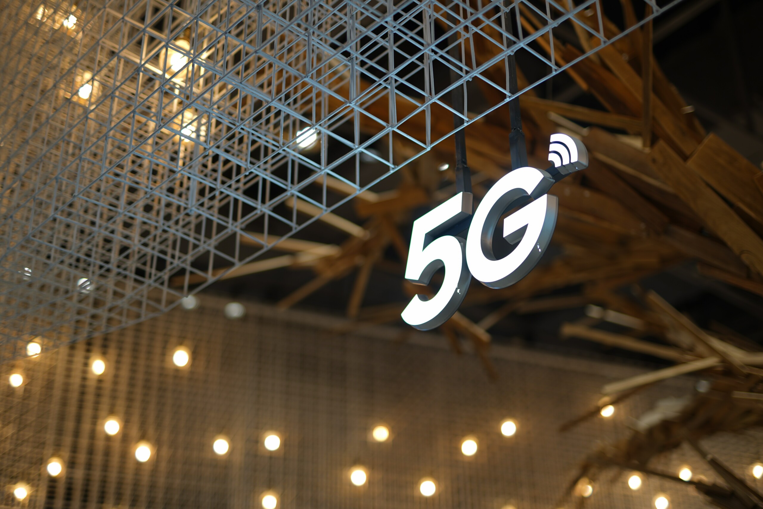 Un an de 5G en France : vous êtes une grosse majorité à ne pas l’avoir adoptée