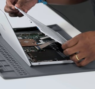 Pour prouver sa réparabilité, Microsoft démonte le Surface Laptop SE en vidéo