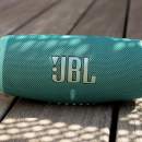 Solide et puissante, la JBL Charge 5 reste une enceinte Bluetooth que l&rsquo;on recommande, surtout quand elle est à moitié prix