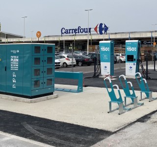 Le plan de Carrefour pour déployer des centaines de bornes de recharge pour voitures électriques