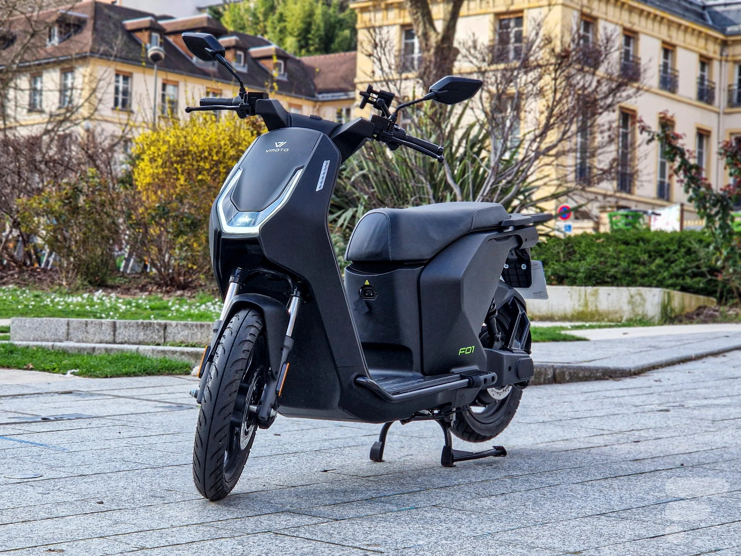 Essai du Vmoto Citi : un scooter électrique urbain ultra agile et maniable
