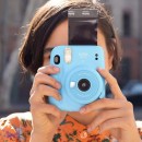 Cet appareil photo instantané, stylé et compact, est une super idée de cadeau pas cher pour Noël