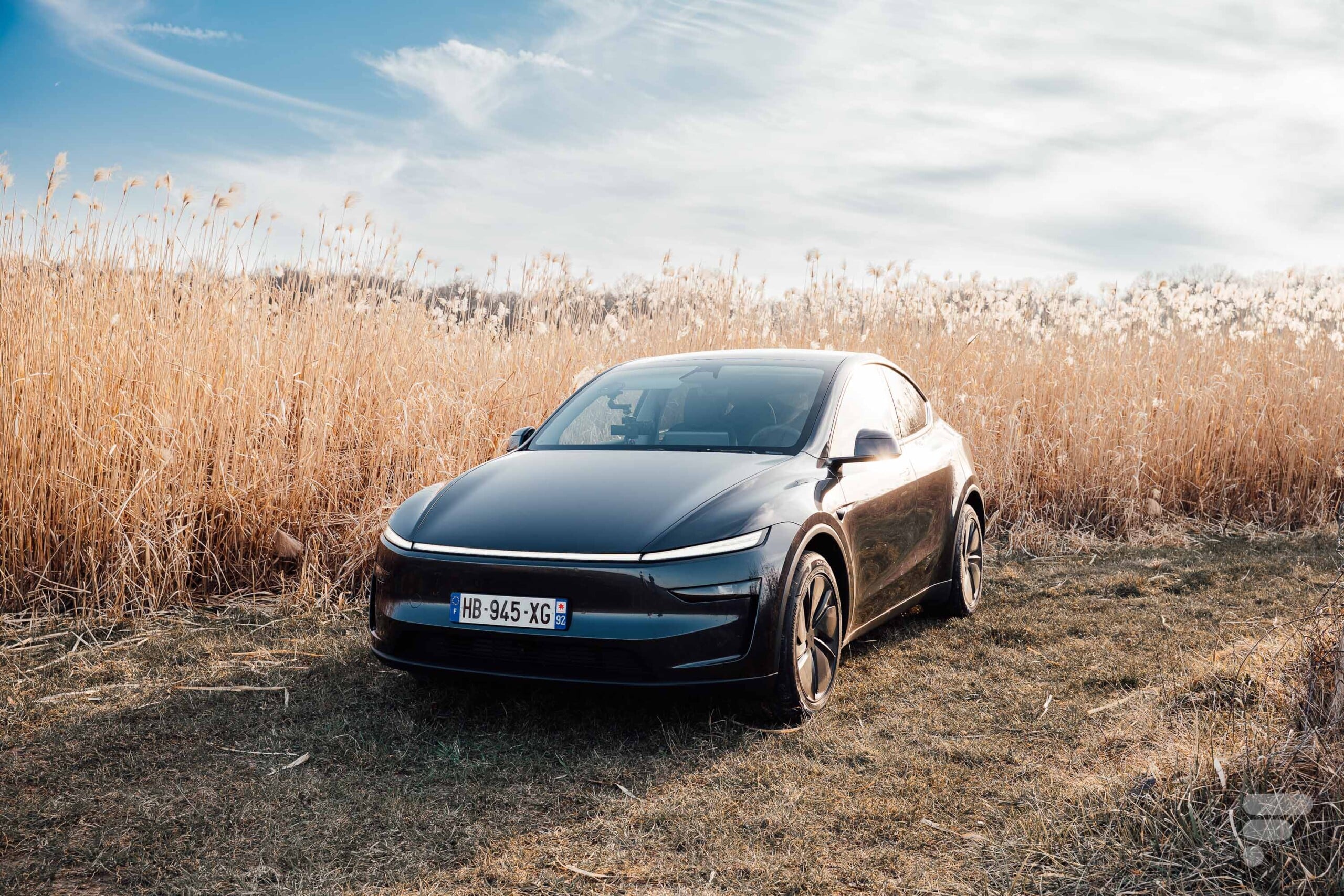 Bloqué des heures dans un bouchon avec la clim : voici combien de temps tient une voiture électrique face à l’essence