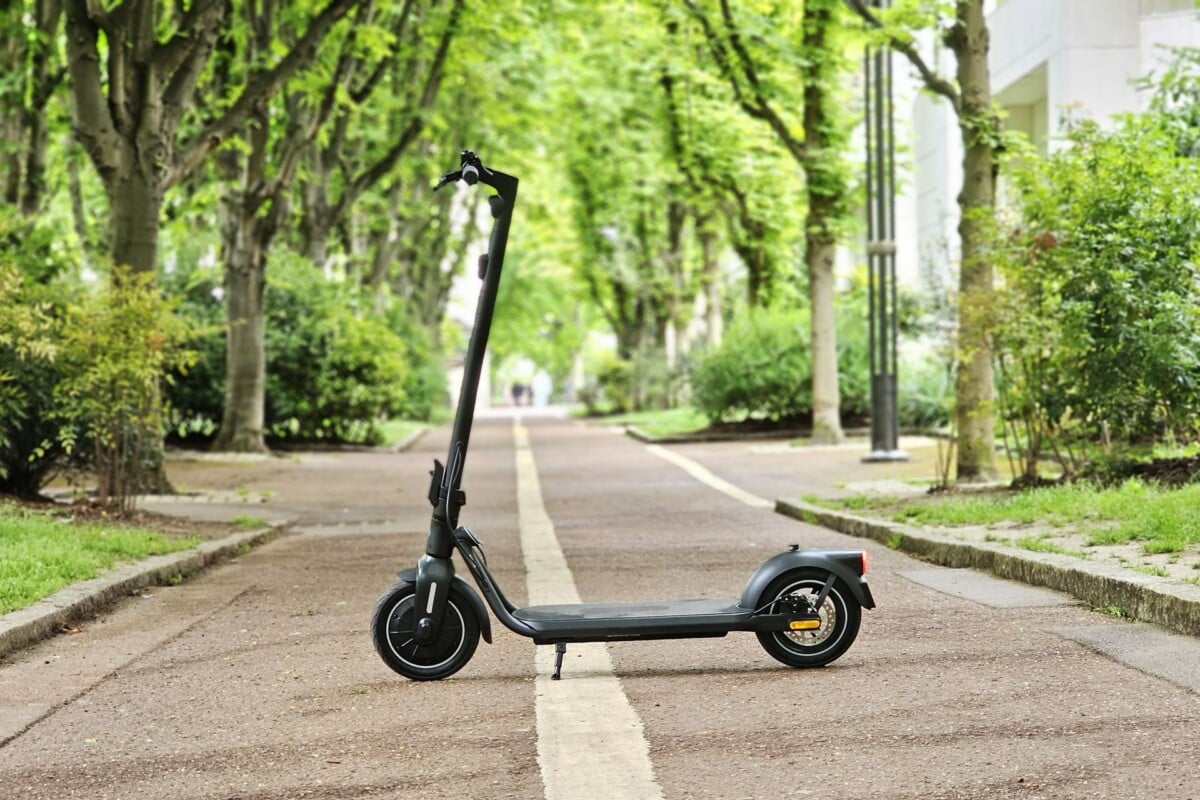 On a testé la nouvelle trottinette électrique de Decathlon : endurante pour son petit prix, et c’est bien tout