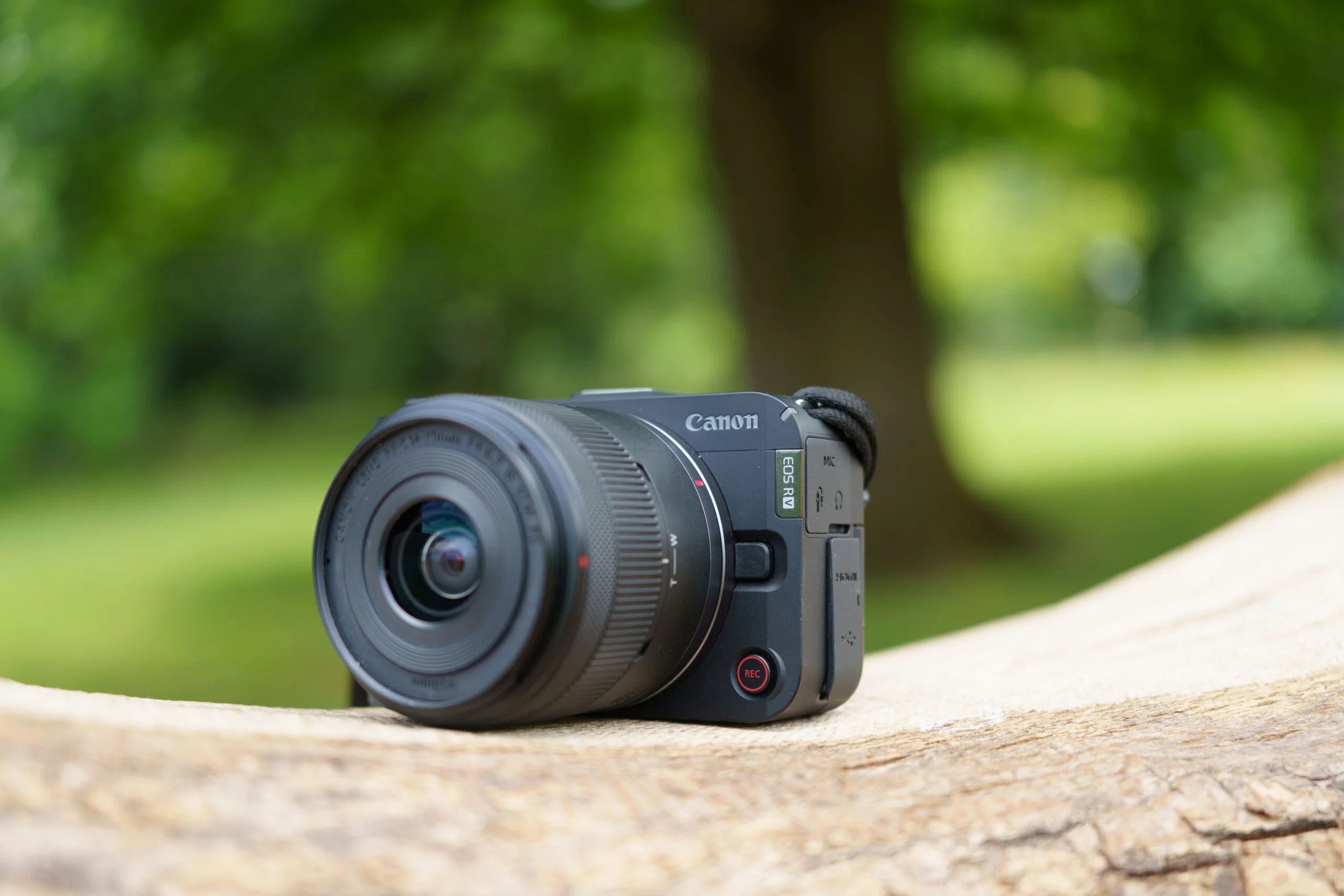 Test du Canon EOS R50V : un appareil hybride, compact et accessible taillé pour la vidéo
