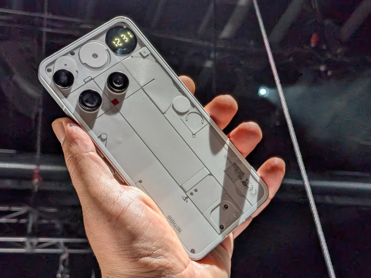 On a pris en main le Nothing Phone 3, et il nous laisse songeurs