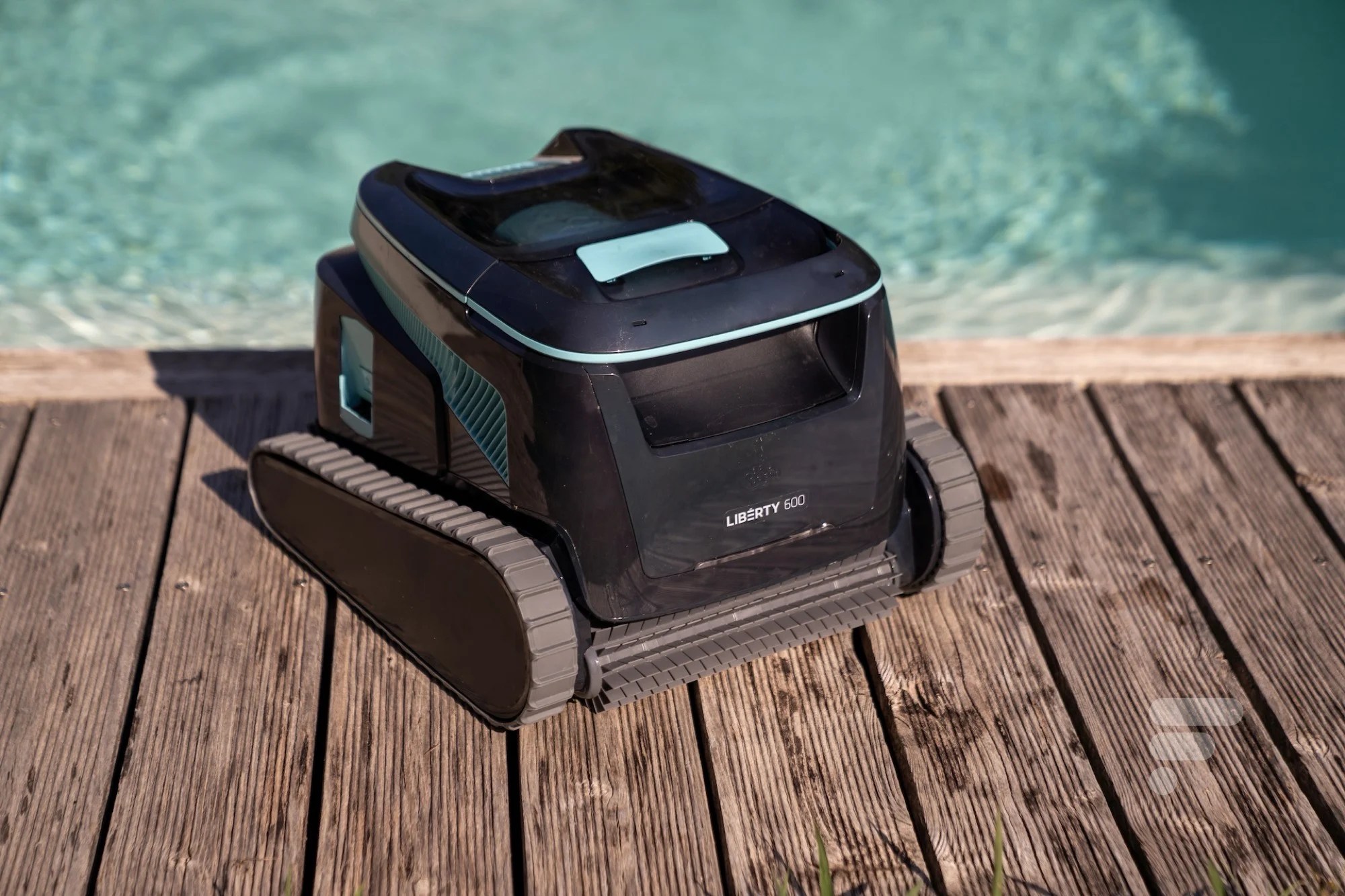 J’ai troqué mon robot de piscine filaire par un Dolphin sans-fil : pourquoi c’est une vraie révolution