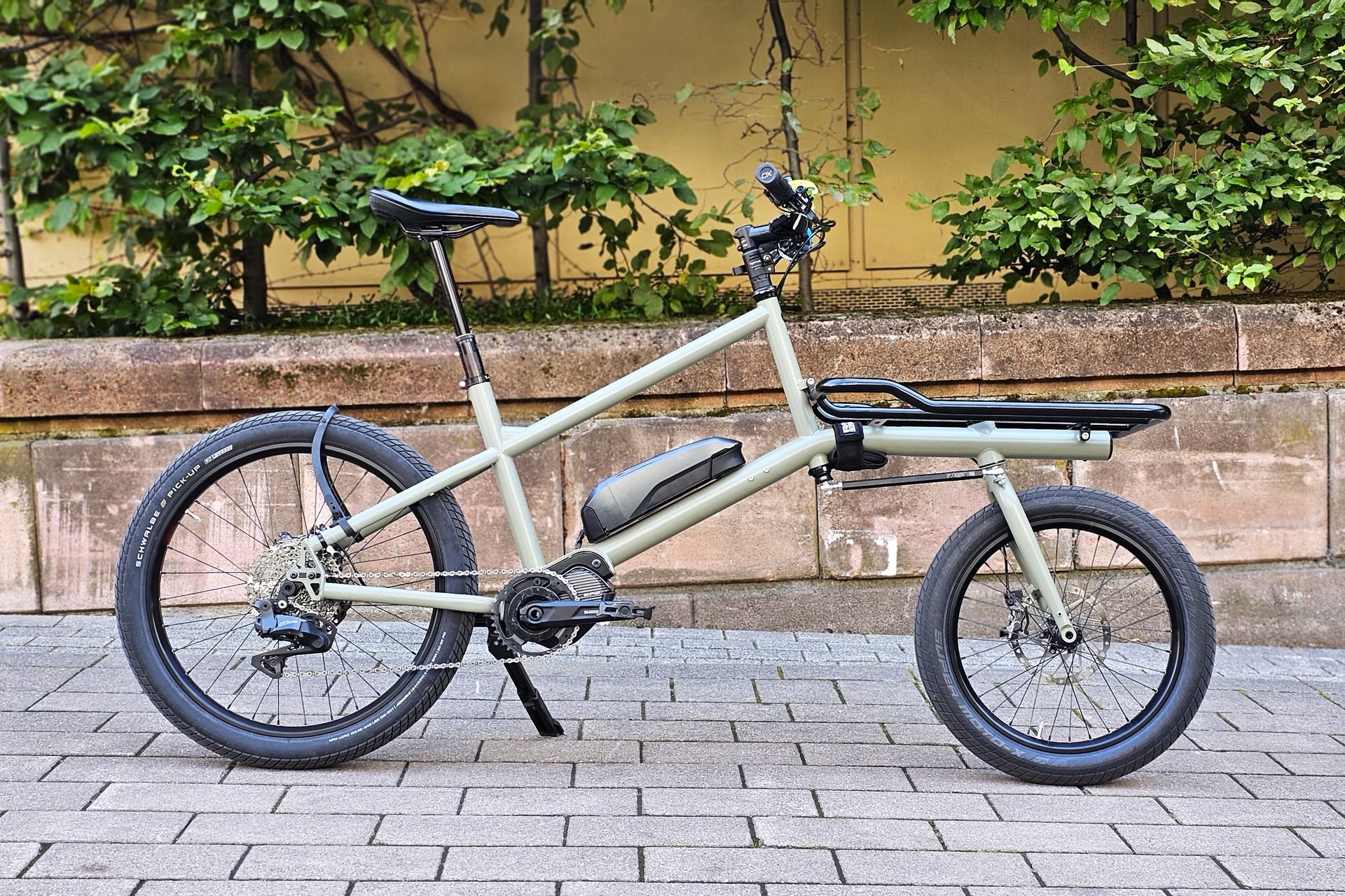 On a essayé ce vélo cargo électrique très joueur qui prouve que les biporteurs peuvent être compacts