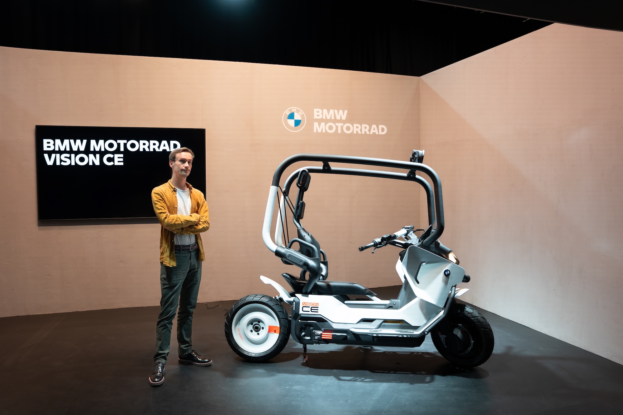 J’ai vu le BMW Vision CE : pourquoi ce scooter électrique qui se pilote sans casque m’a laissé sceptique