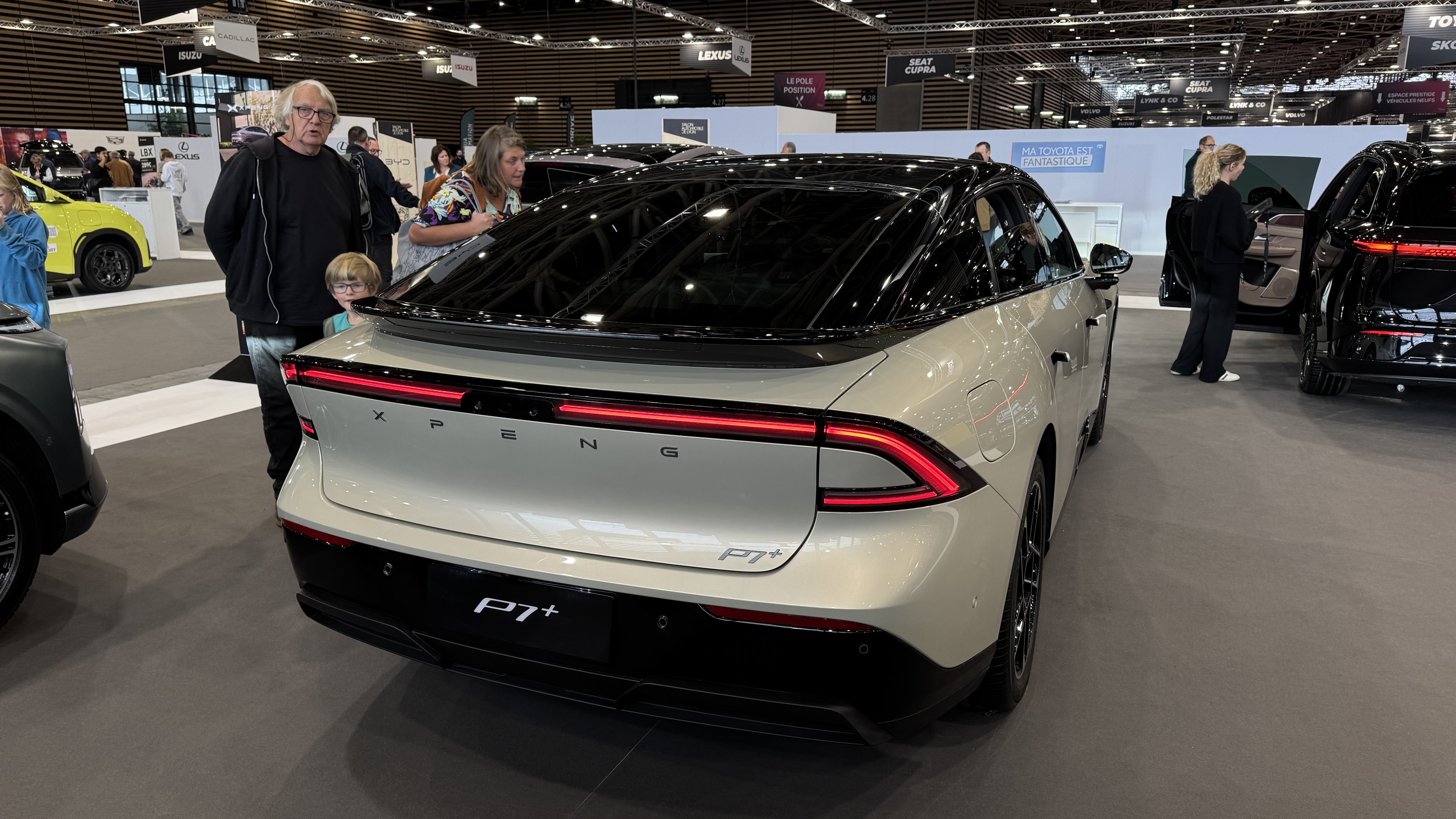 On est montés à bord de la Xpeng P7+ qui arrive en France : la moins chère des voitures électriques XXL