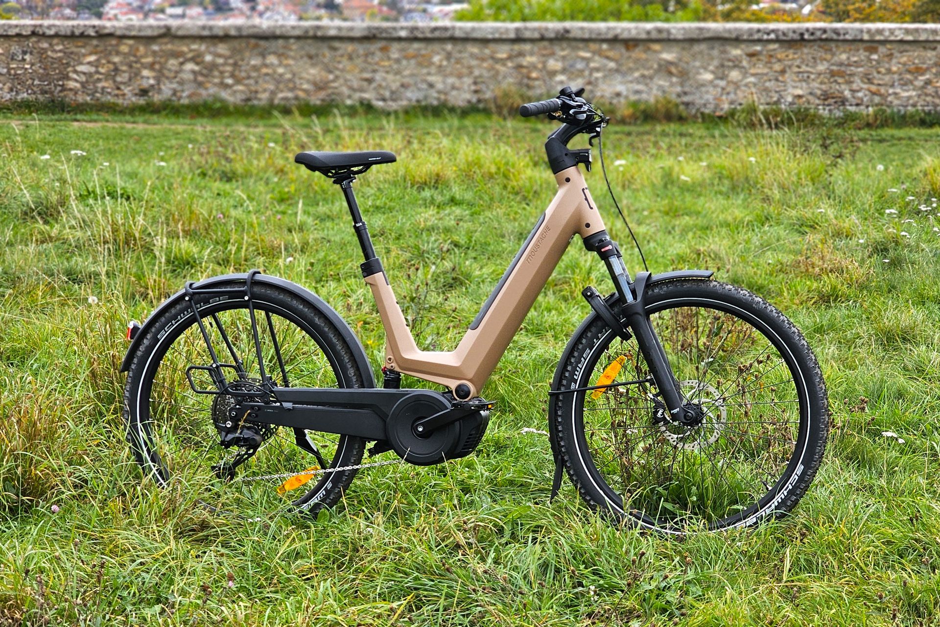 On a essayé le nouveau VTC électrique de Moustache : ultra confort, ultra puissant et ultra polyvalent