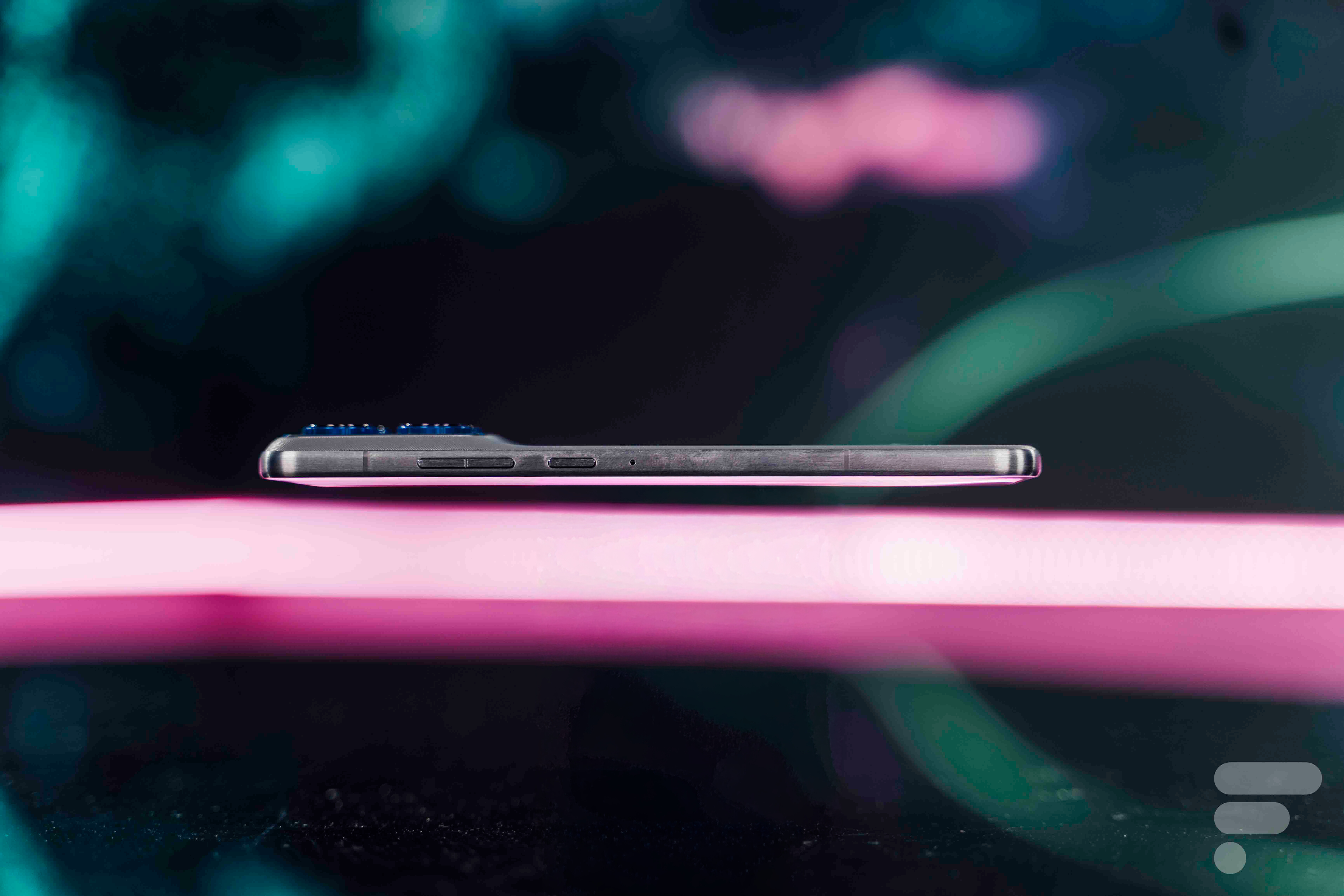 Il pense battre Apple et Samsung à leur propre jeu : voici le Motorola Edge 70, on l’a pris en main