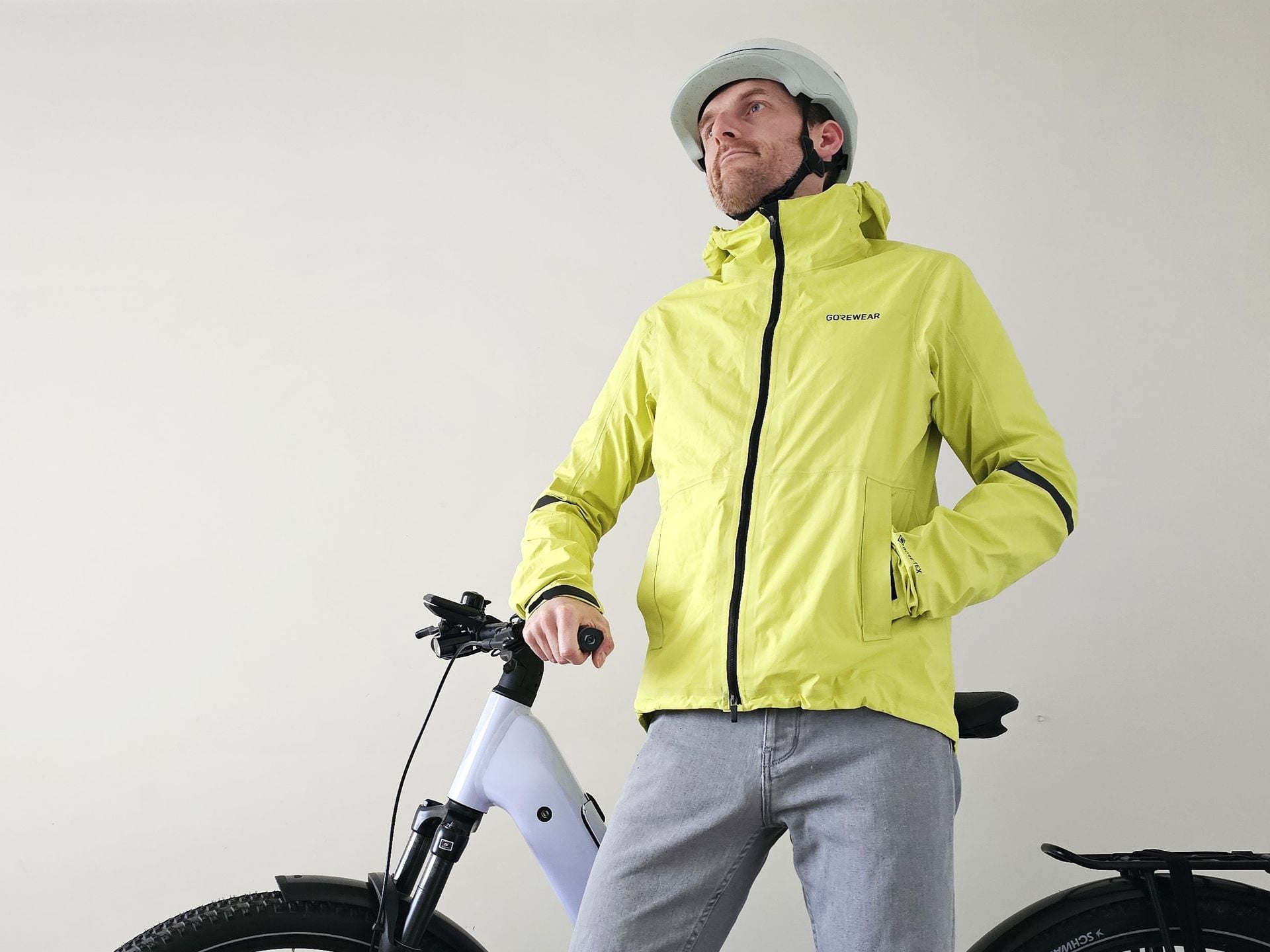 On a testé la veste vélo imperméable Gorewear Lupra 2.0 : elle brave la pluie sans broncher