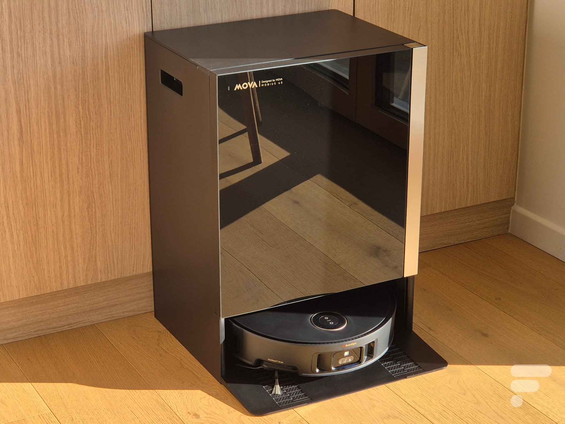 Test du Mova Mobius 60 : l&rsquo;aspirateur robot qui peut stocker, nettoyer et échanger des jeux de serpillières automatiquement