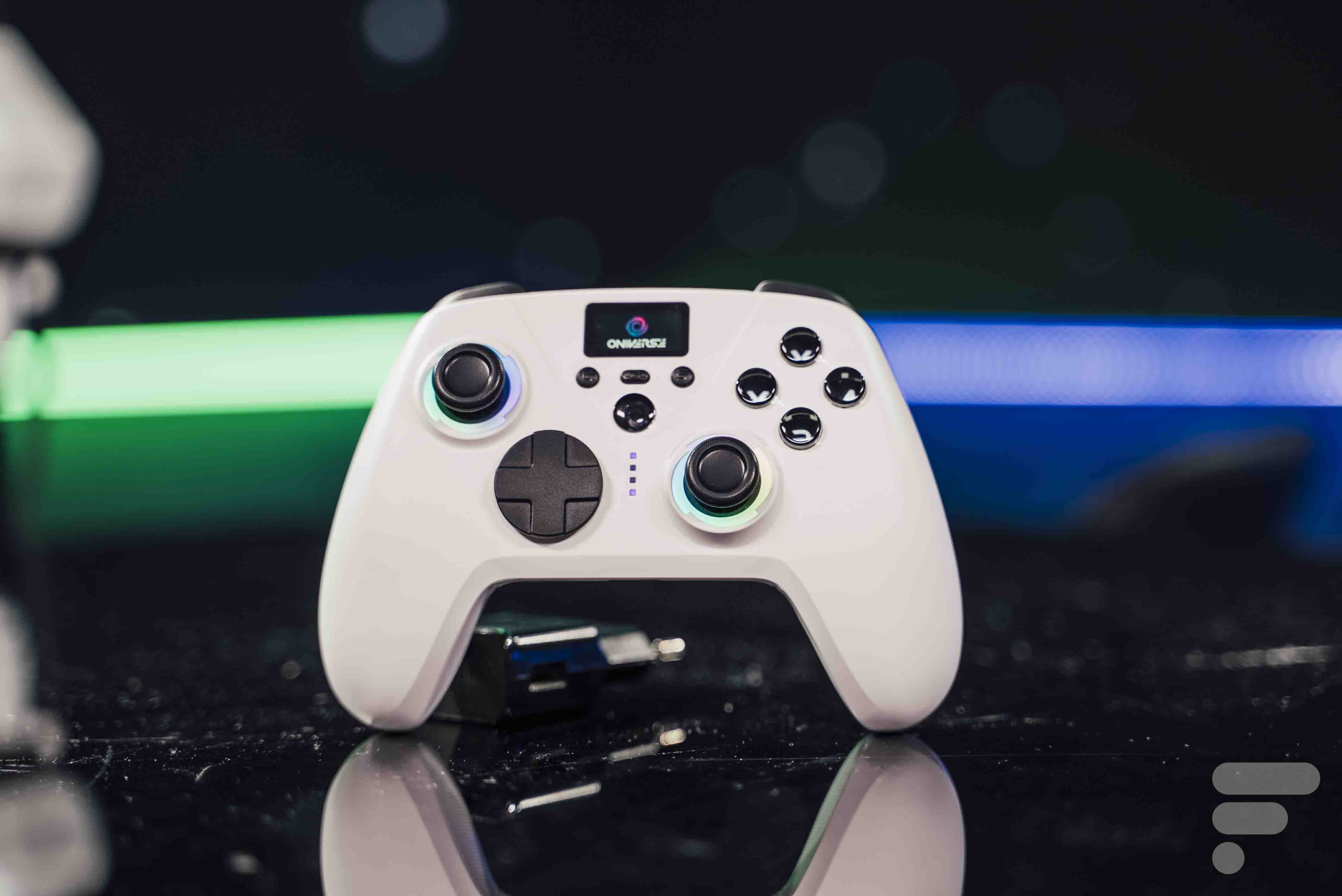 Test Oniverse Aura : une manette ultra personnalisable à un prix abordable