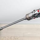 Léger, puissant et maniable, l&rsquo;aspirateur balai Dyson V12 Origin perd 195 € de son prix