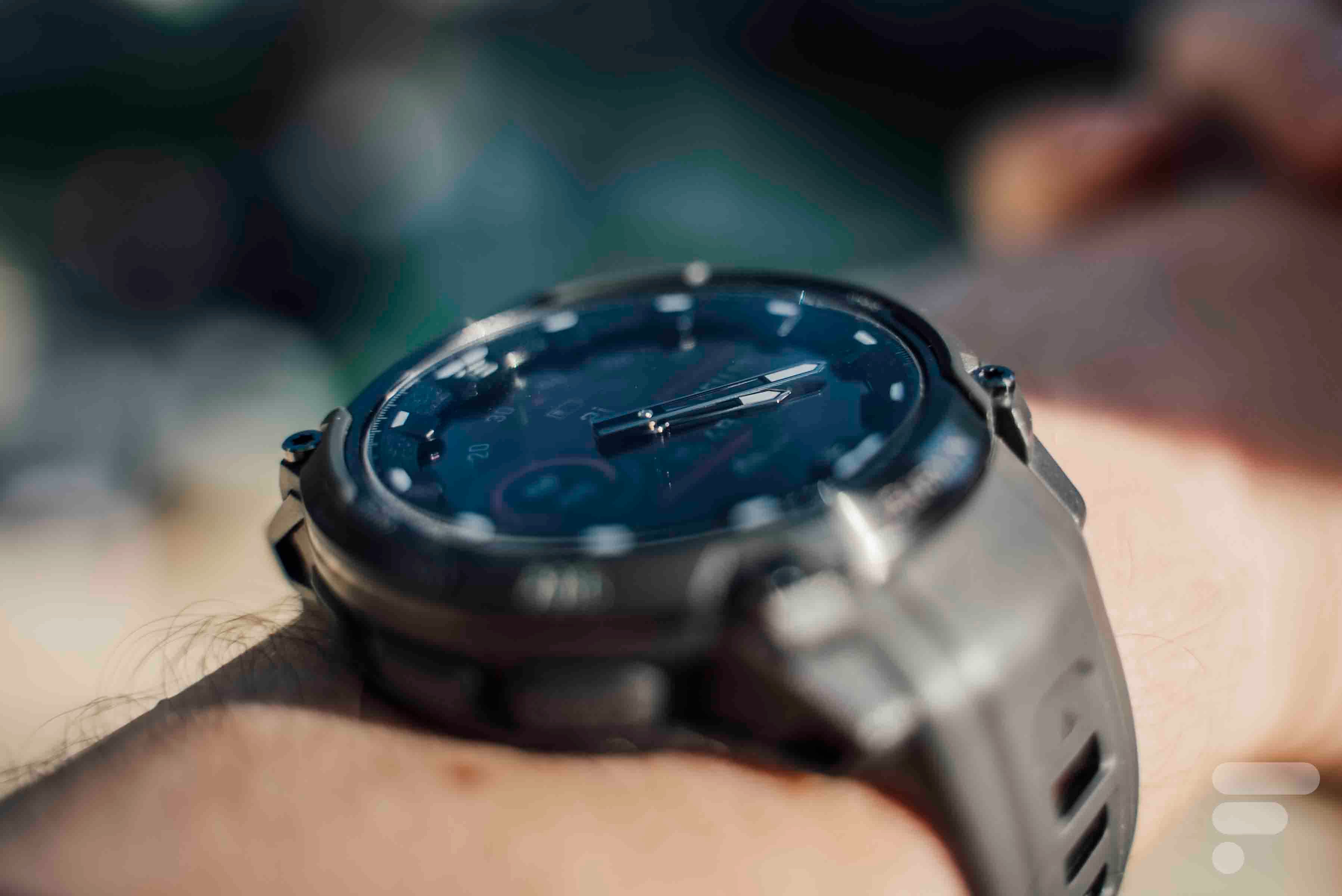 J&rsquo;ai testé la Garmin Instinct Crossover Amoled : une montre de sport, certes, mais une montre de sport à aiguilles