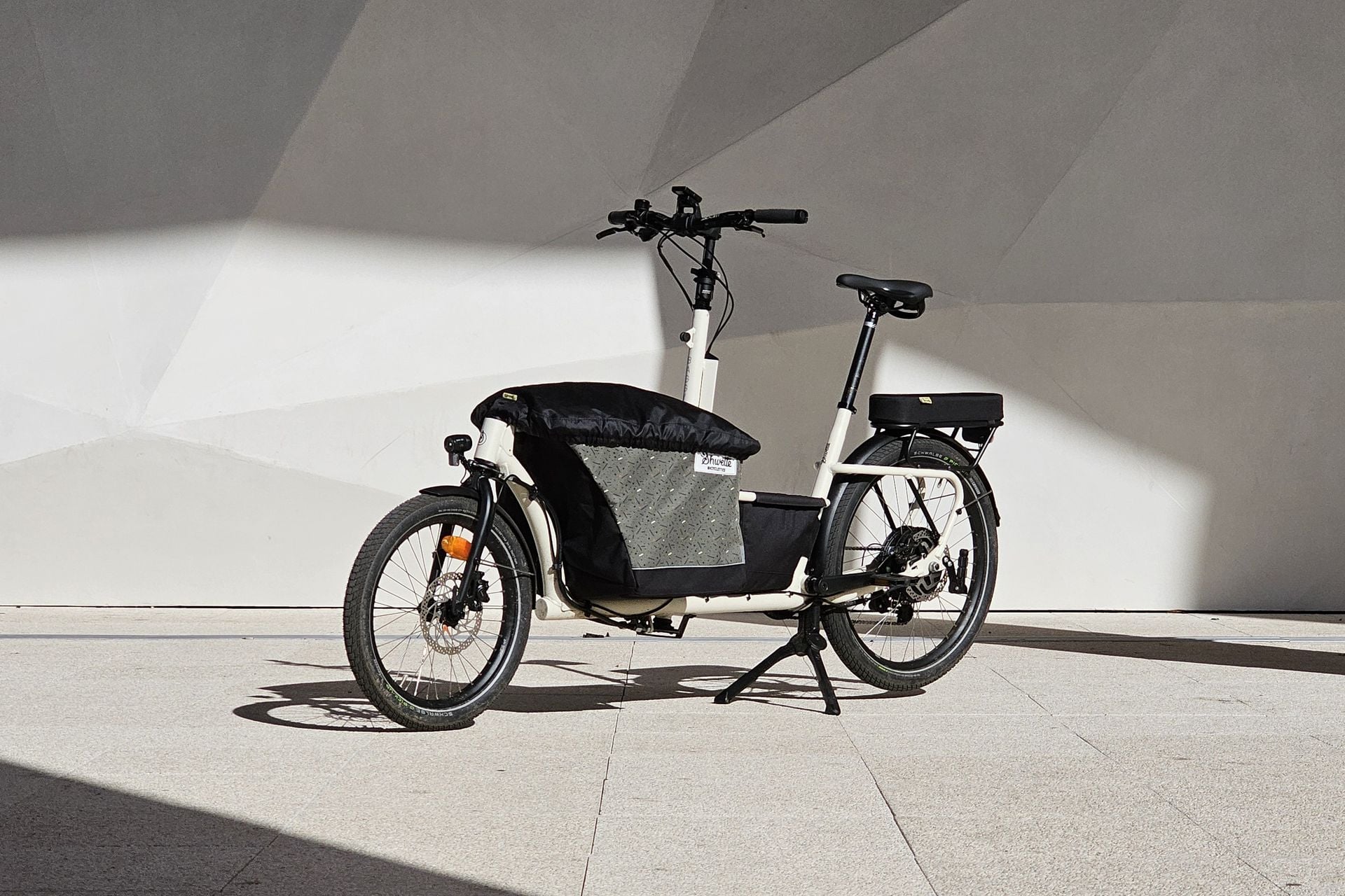 On a testé le Shwette Baggy, un petit vélo cargo électrique français qui a presque tout d&rsquo;un grand