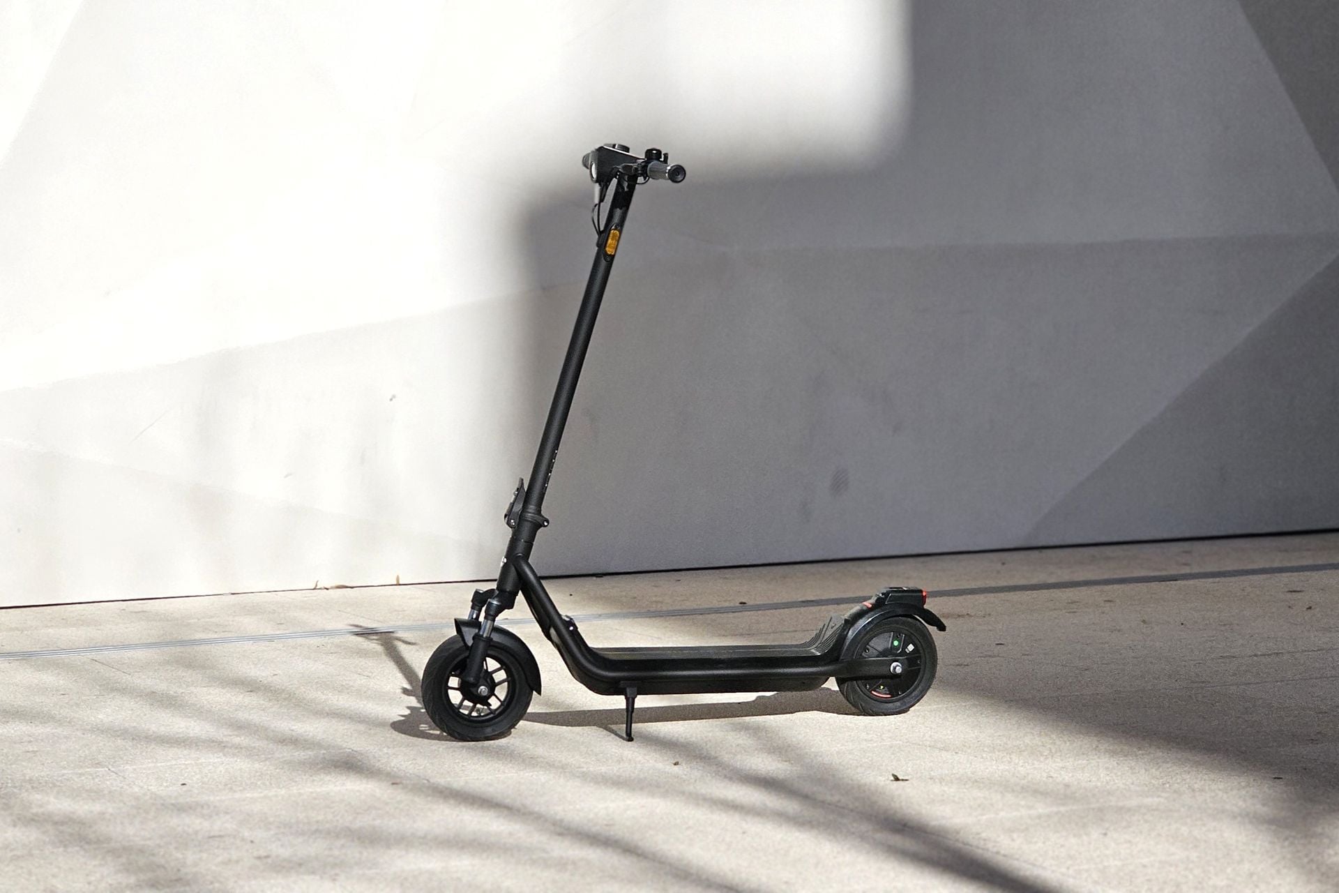 On a testé la NIU KQi 100F, une trottinette électrique abordable dont les poignées se plient pour maximiser sa praticité