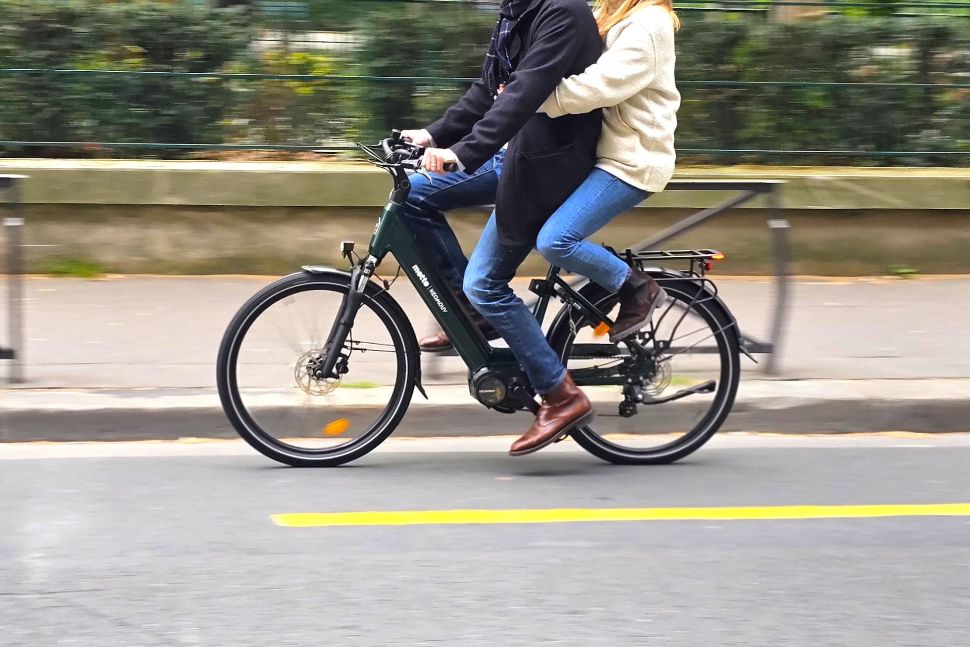 Cette selle inédite transforme votre vélo électrique en biplace : on l&rsquo;a testé et on a adoré