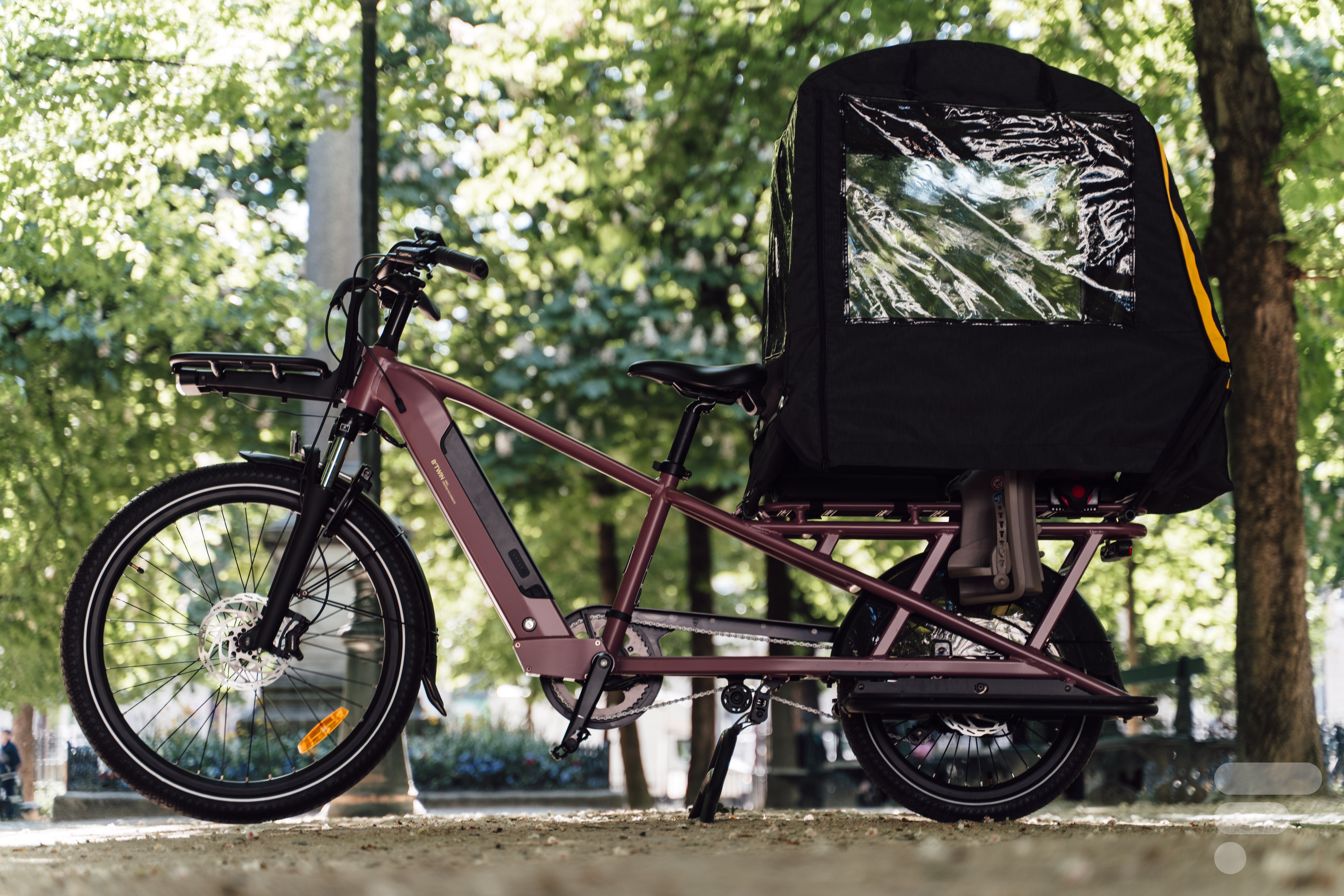 On a testé le Decathlon Longtail E-three 500 : le cargo électrique au rapport qualité-prix encore imbattable en 2026