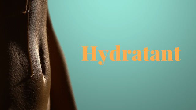Buste de femme luisant, avec une peau hydrater, le mot "hydratant" mis en évidence