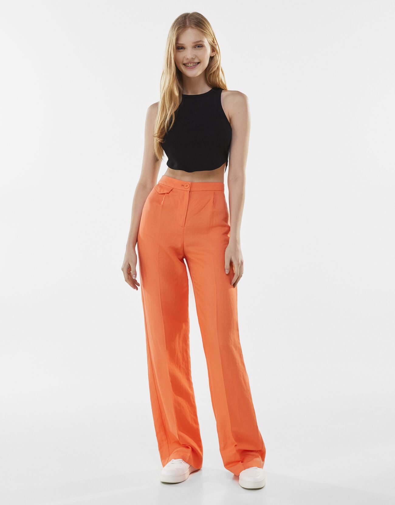 Pantalon à pinces en lin mélangé, Bershka, 25,99€.