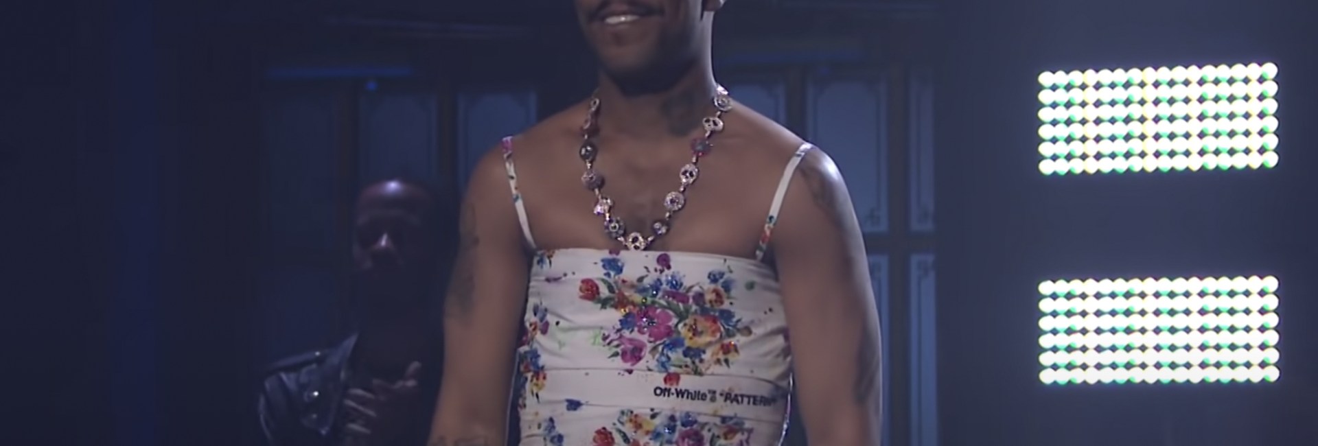 Kid Cudi en robe à fleurs signée Off-White sur le plateau du Saturday Night Live, le 10 avril 2021Kid Cudi en robe à fleurs signée Off-White sur le plateau du Saturday Night Live, le 10 avril 2021