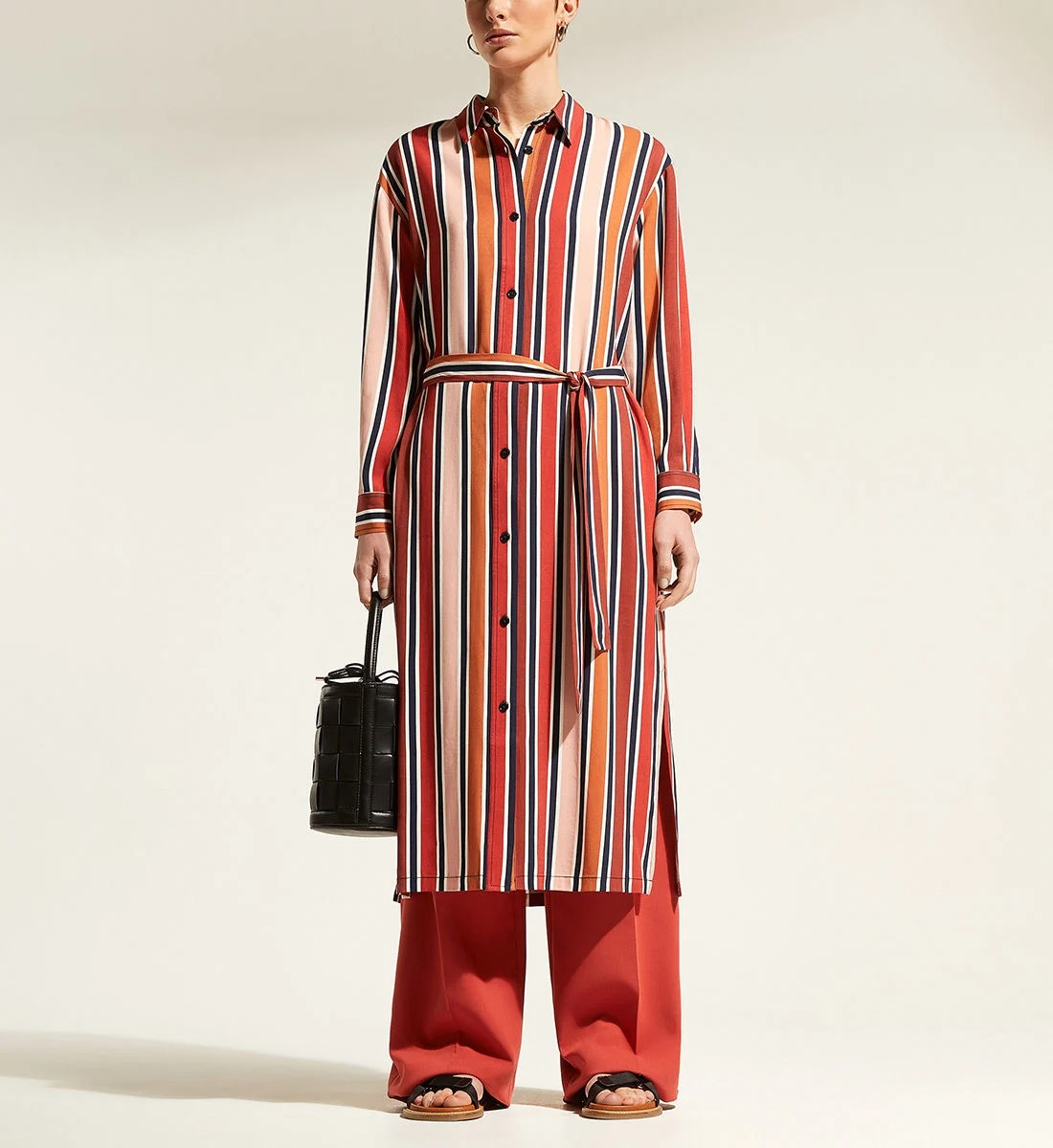 Robe-chemise à rayures verticales, ceinture assortie amovible, et fendue au-dessus des genoux, en 100% viscose, Jodhpur 42,50€ au lieu de 85,00€.