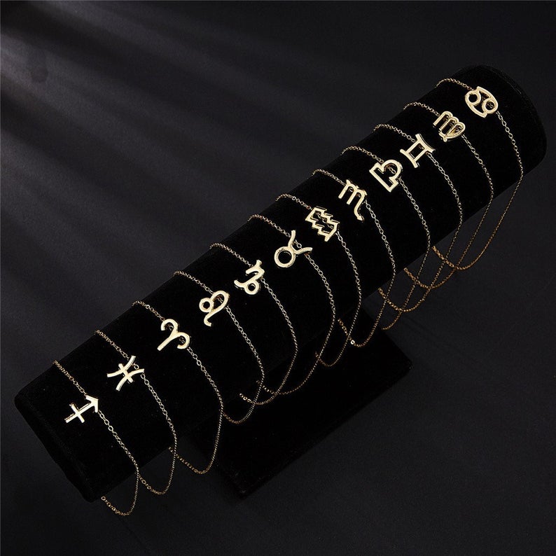 5 bijoux en forme de signe astro pour adopter la tendance déjà portée par Rihanna et Meghan Markle