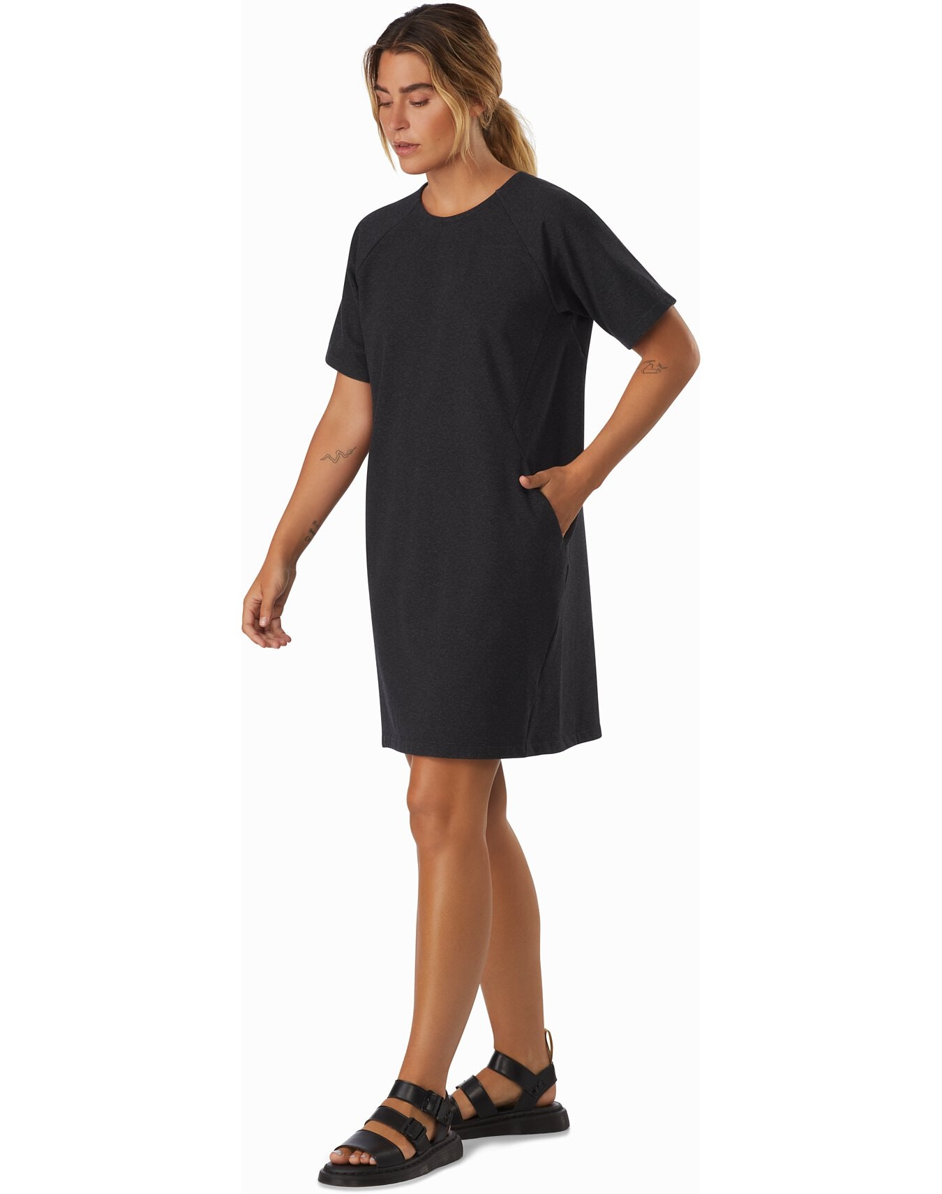 Détournées de leur fonction première, les robes de sport deviennent tendance pour le quotidien