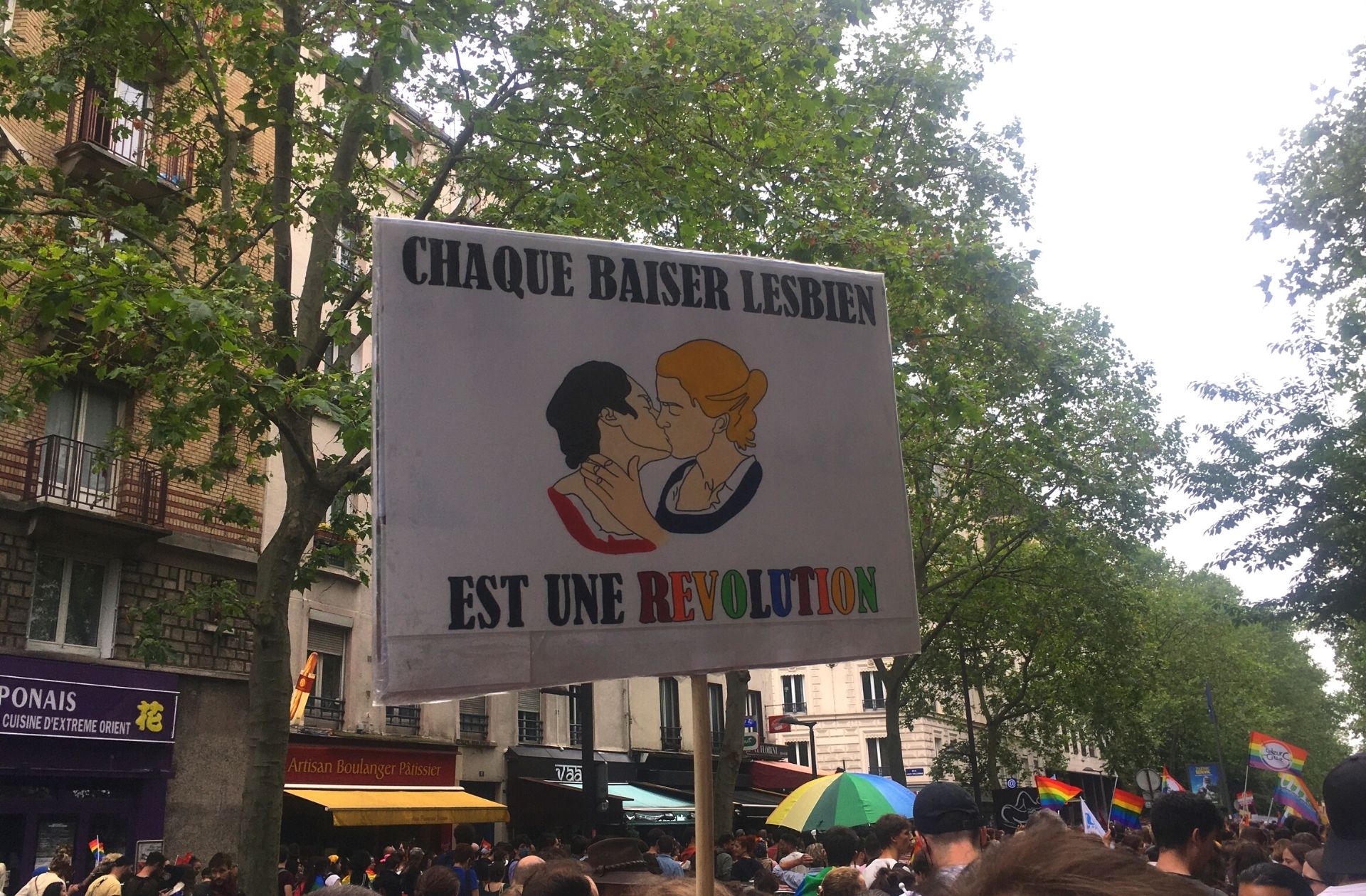 Pancarte faisant référence à Portrait de la jeune fille en feu lors de la Marche des Fiertés de Paris, le 26 juin 2021 – Maëlle Le Corre