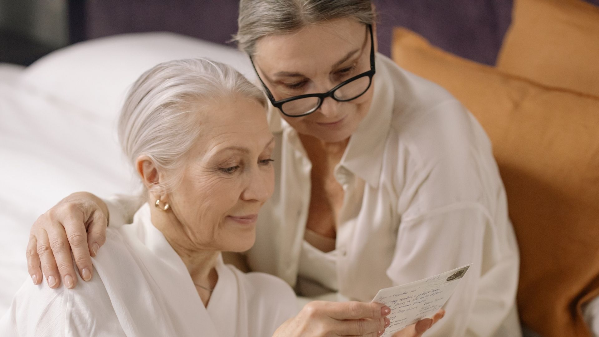 Couple de femmes seniors sans un lit. Crédit photo : Cottonbro (Pexels)