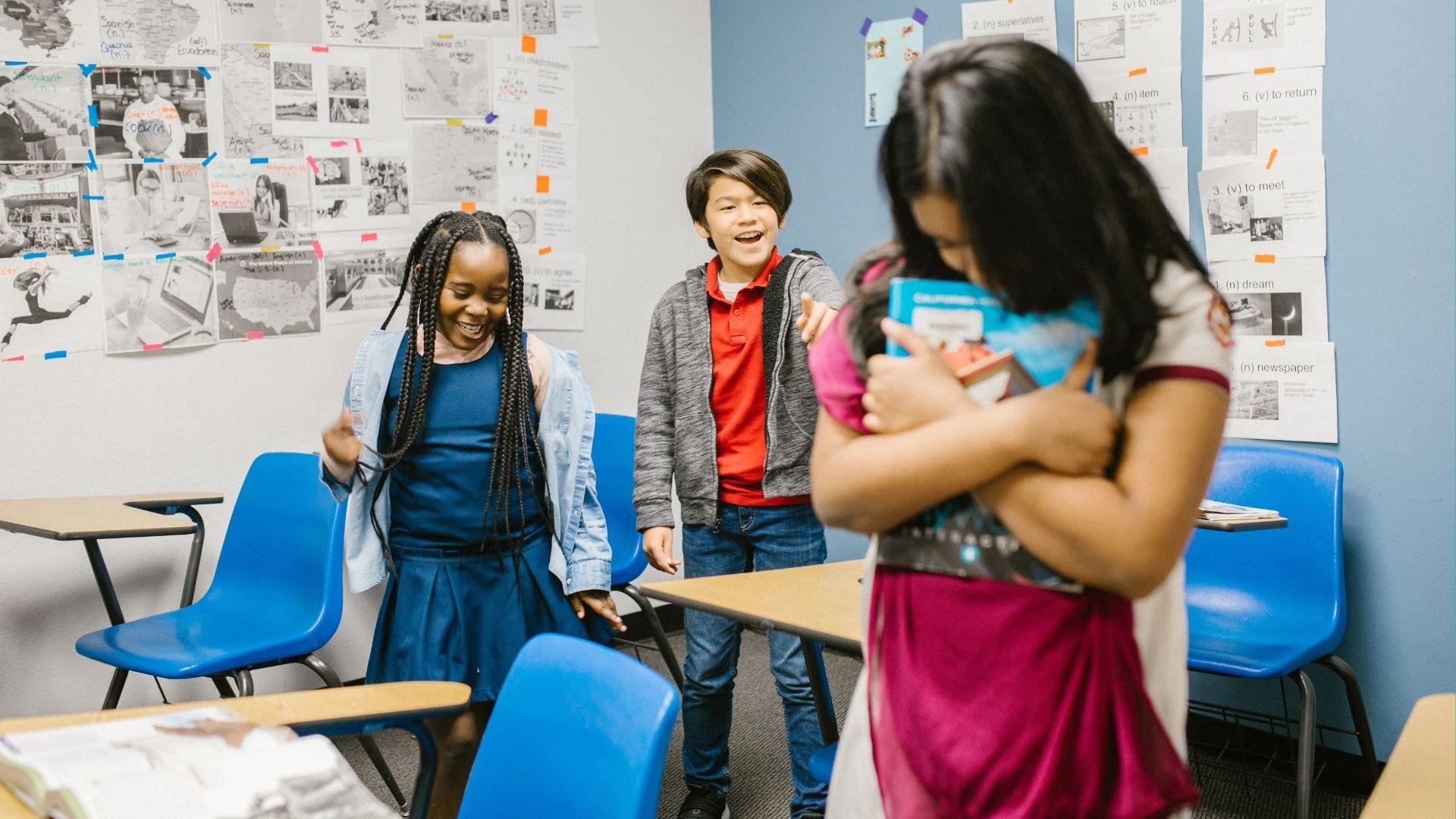 Deux élèves se moquent et harcèlent une de leur camarade en classe – RODNAE (Pexels)