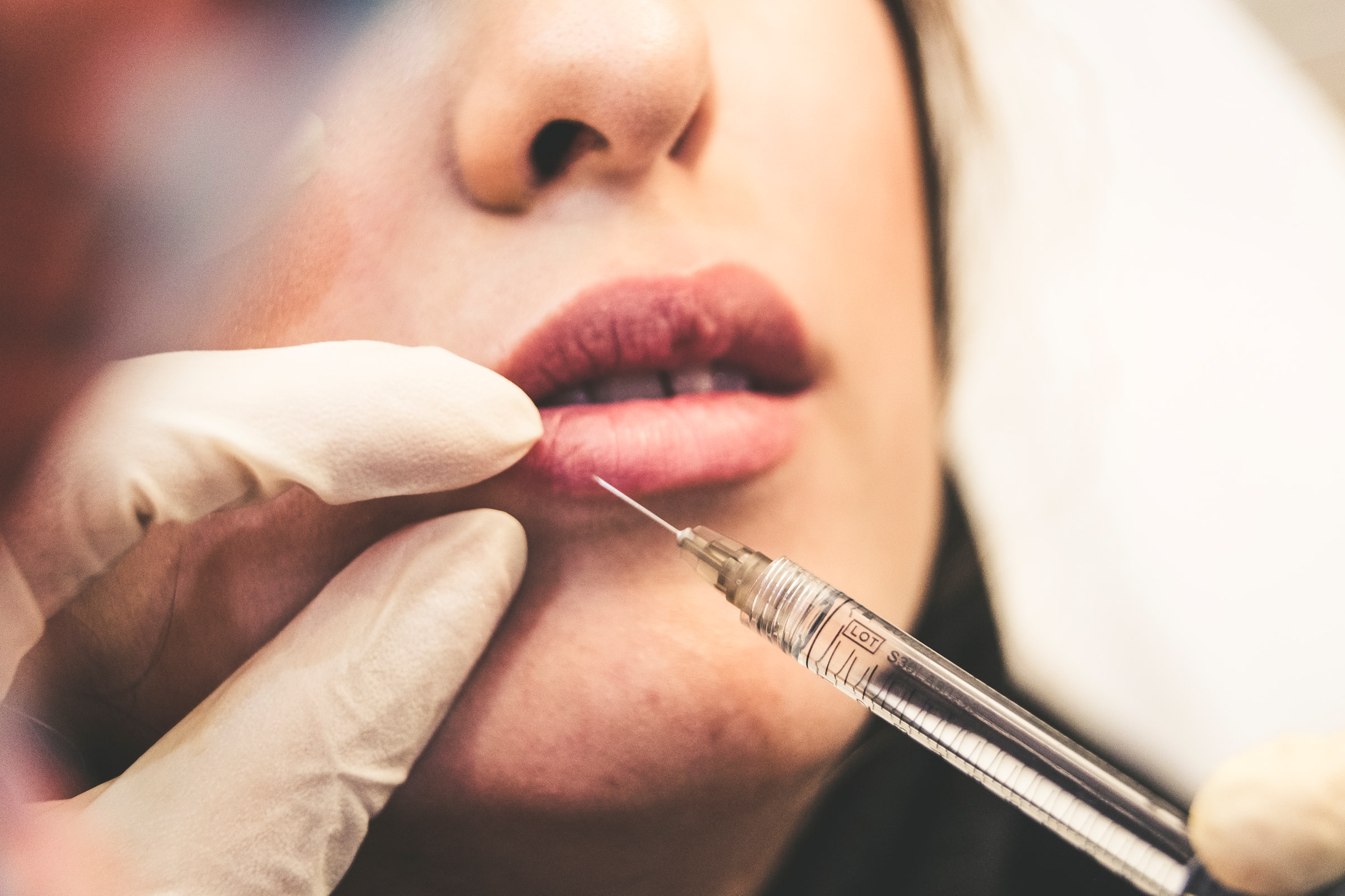 Le Royaume-Uni interdit le Botox aux moins de 18 ans et met en lumière ses complications
