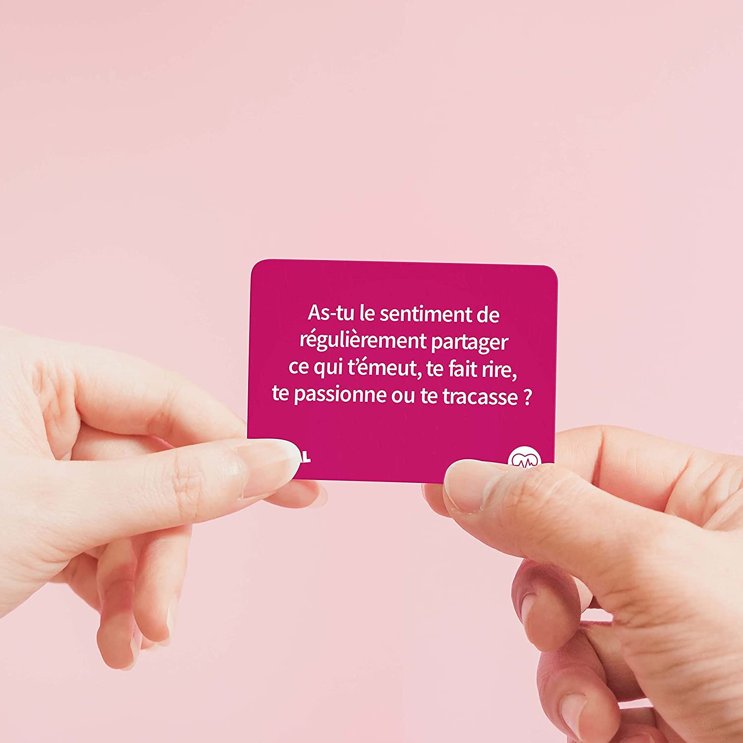 Une carte du jeu SOCIAL Couples demandant : « As-tu le sentiment de régulièrement partager ce qui t'émeut, te fait rire, te passionne ou te tracasse ? »